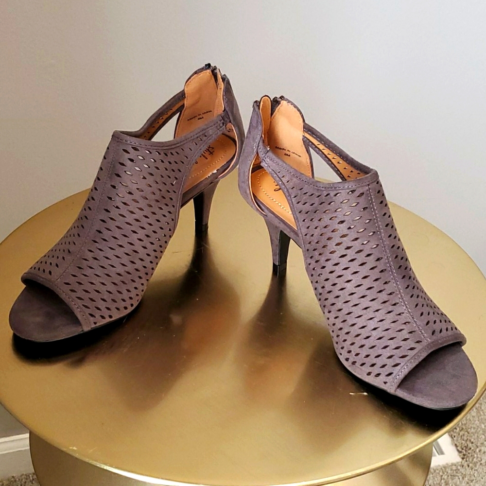 Peep toe shoe